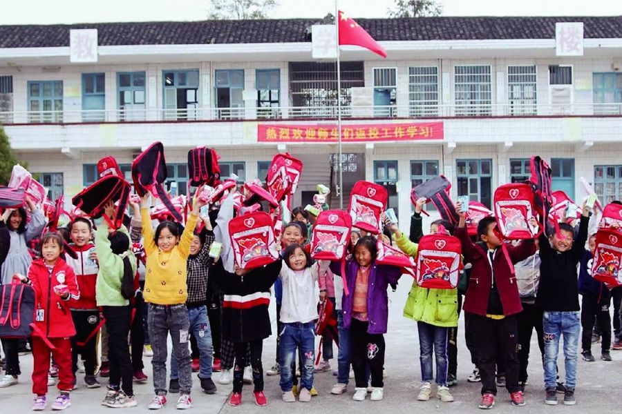 向各地學校累計捐贈愛心書包已達 100萬個